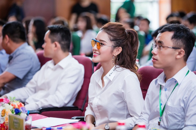 Huyền My khoe nhan sắc xinh đẹp, trực tiếp thị phạm khi l&agrave;m gi&aacute;m khảo chấm thi nhan sắc - Ảnh 5.