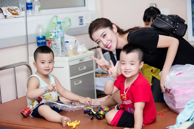 Cận ngày Miss Grand International, Huyền My vẫn tranh thủ đi tặng quà Trung thu cho trẻ em tại bệnh viện Nhi - Ảnh 12.