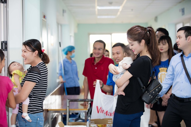 Cận ngày Miss Grand International, Huyền My vẫn tranh thủ đi tặng quà Trung thu cho trẻ em tại bệnh viện Nhi - Ảnh 15.