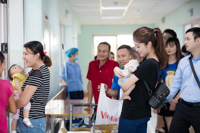 Cận ng&agrave;y Miss Grand International, Huyền My vẫn tranh thủ đi tặng qu&agrave; Trung thu cho trẻ em tại bệnh viện Nhi - Ảnh 15.