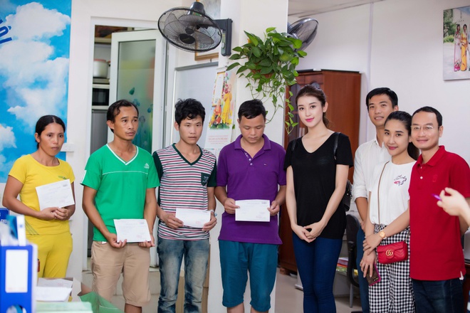 Cận ng&agrave;y Miss Grand International, Huyền My vẫn tranh thủ đi tặng qu&agrave; Trung thu cho trẻ em tại bệnh viện Nhi - Ảnh 17.