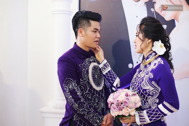 Cô dâu Lê Phương hạnh phúc hôn chú rể Trung Kiên trong lễ cưới sáng nay - Ảnh 21.