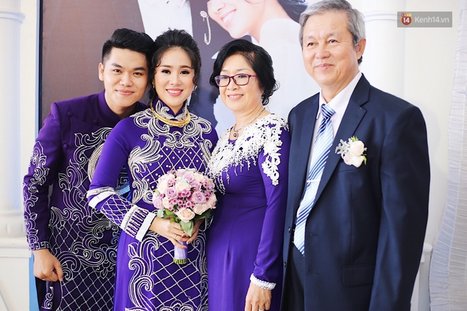 Cô dâu Lê Phương hạnh phúc hôn chú rể Trung Kiên trong lễ cưới sáng nay - Ảnh 20.