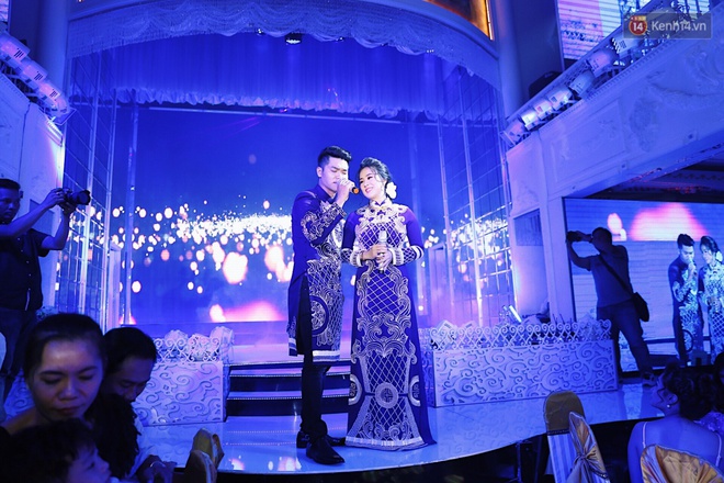 Cô dâu Lê Phương hạnh phúc hôn chú rể Trung Kiên trong lễ cưới sáng nay - Ảnh 24.