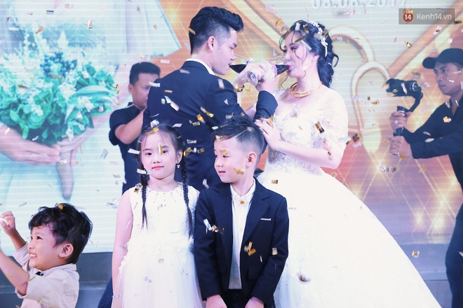 Cô dâu Lê Phương hạnh phúc hôn chú rể Trung Kiên trong lễ cưới sáng nay - Ảnh 27.