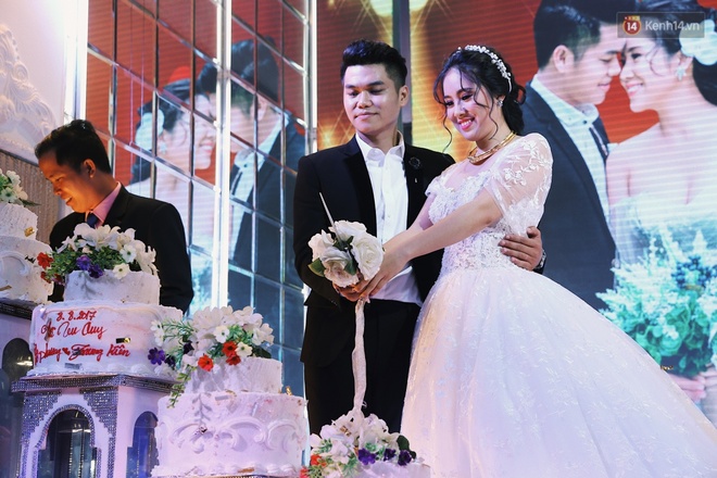 Cô dâu Lê Phương hạnh phúc hôn chú rể Trung Kiên trong lễ cưới sáng nay - Ảnh 28.