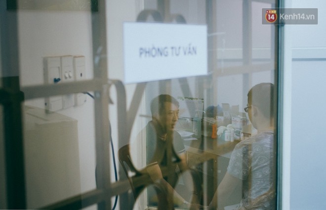 Chàng nhân viên văn phòng ở Sài Gòn suốt 10 năm chăm sóc không công cho những bệnh nhân HIV - Ảnh 1.