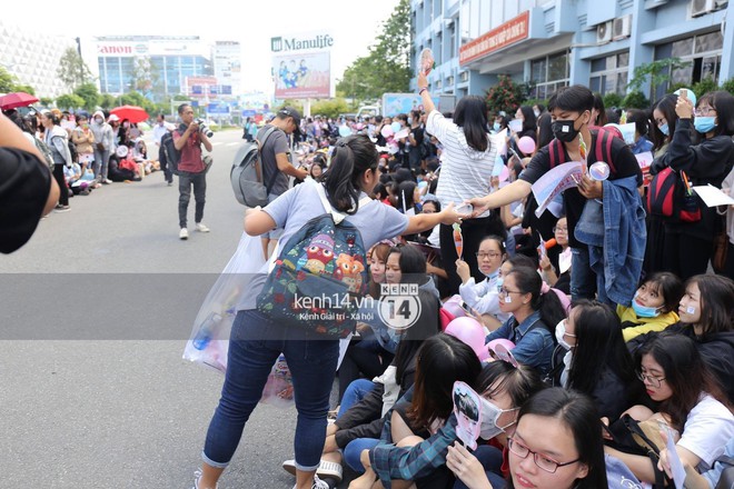 Hoàng tử lai Samuel điển trai, cùng Seventeen ngoái lại chào fan Việt bằng được tại sân bay Tân Sơn Nhất - Ảnh 16.