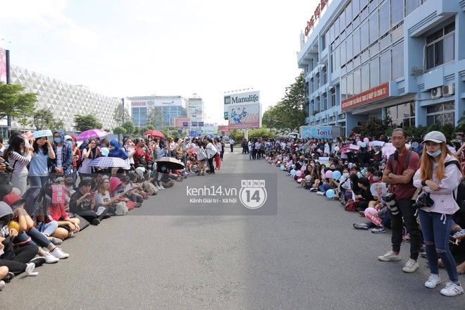 Hoàng tử lai Samuel điển trai, cùng Seventeen ngoái lại chào fan Việt bằng được tại sân bay Tân Sơn Nhất - Ảnh 17.