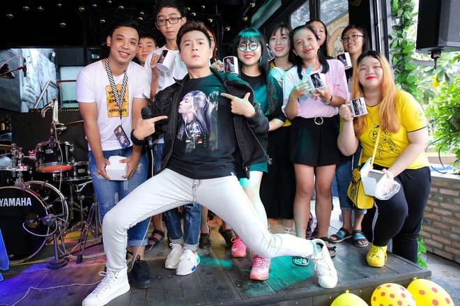 Ng&ocirc; Kiến Huy mang cả tạo h&igrave;nh cổ trang trong MV mới đến giao lưu với kh&aacute;n giả tại fan-meeting - Ảnh 9.