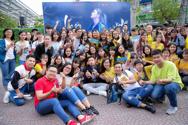 Ngô Kiến Huy mang cả tạo hình cổ trang trong MV mới đến giao lưu với khán giả tại fan-meeting - Ảnh 12.