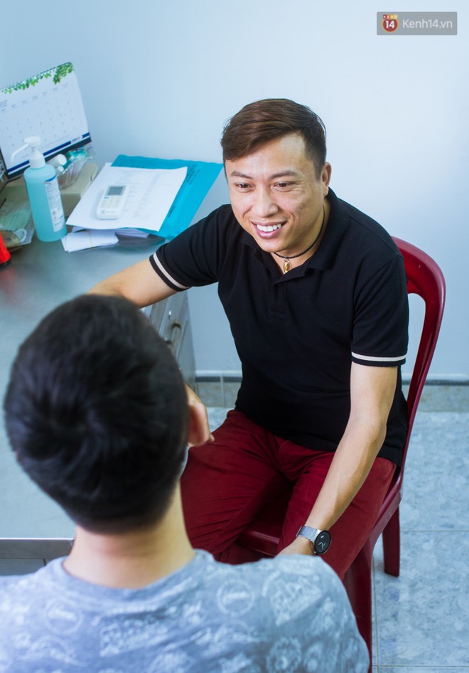 Chàng nhân viên văn phòng ở Sài Gòn suốt 10 năm chăm sóc không công cho những bệnh nhân HIV - Ảnh 3.