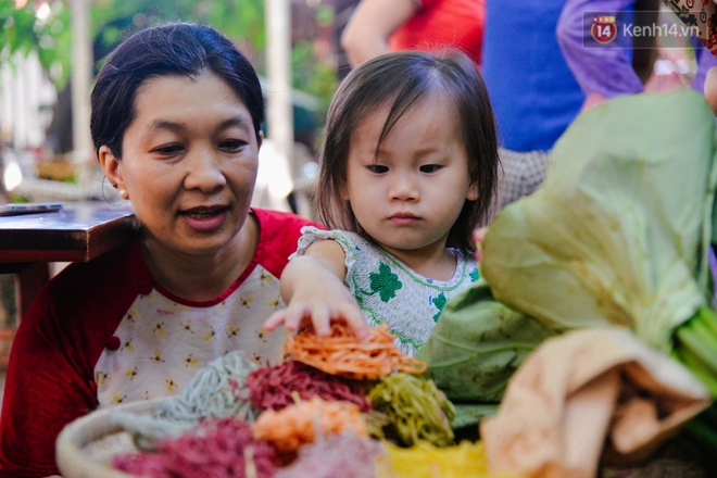 Chợ quê đặc biệt giữa lòng Sài Gòn: trao cây nhà lá vườn để đổi yêu thương cho người nghèo - Ảnh 9.