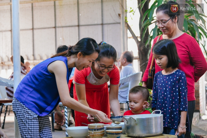 Chợ quê đặc biệt giữa lòng Sài Gòn: trao cây nhà lá vườn để đổi yêu thương cho người nghèo - Ảnh 1.