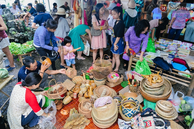 Chợ quê đặc biệt giữa lòng Sài Gòn: trao cây nhà lá vườn để đổi yêu thương cho người nghèo - Ảnh 2.