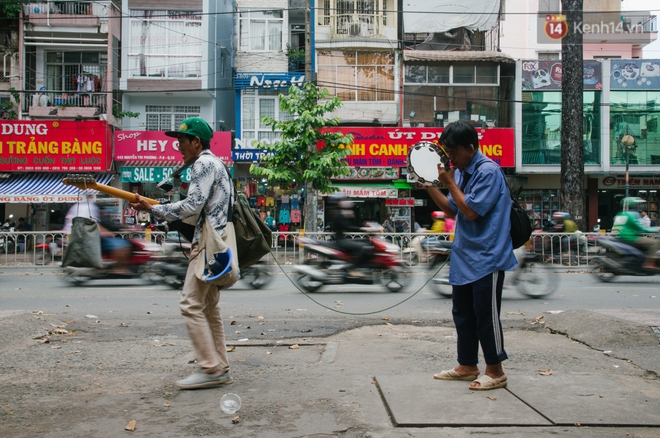 Chuyện Tám mù hát rong - Người cha lang thang khắp Sài Gòn bán tiếng ca, kiếm tiền chữa trị đôi mắt cho con gái - Ảnh 5.