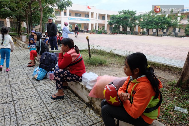 Bão Tembin: Sơ tán hàng trăm hộ dân Cần Giờ đến trường học để trú bão - Ảnh 5.