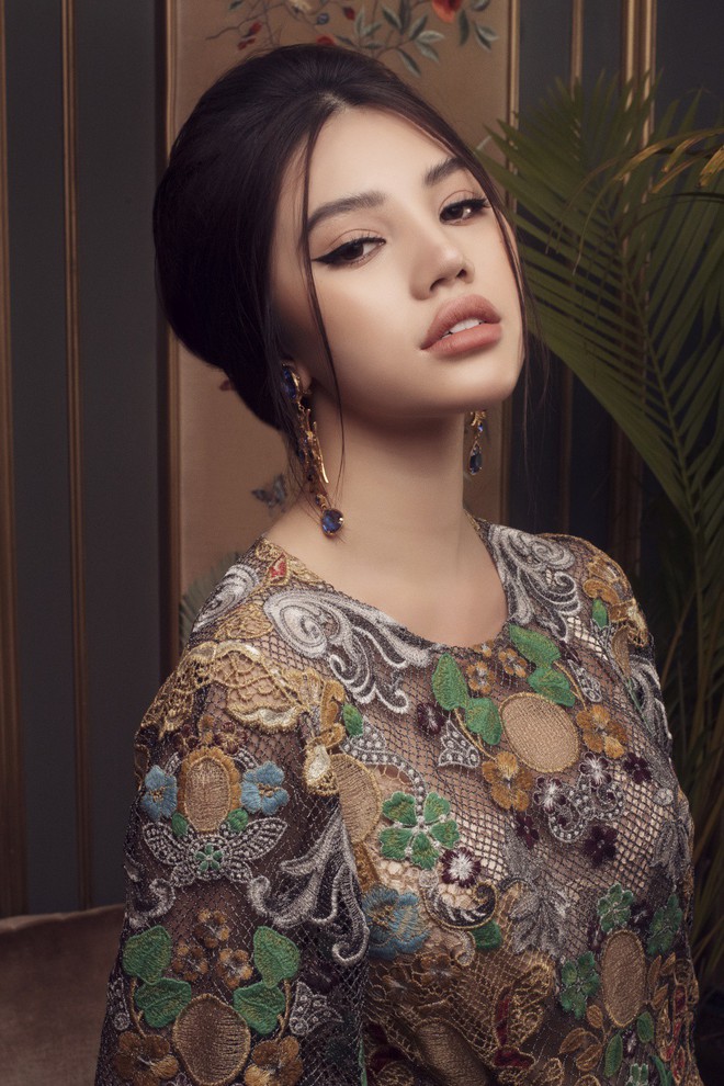Hoa hậu Jolie Nguyễn quyến rũ khó cưỡng với phong cách cổ điển - Ảnh 6.