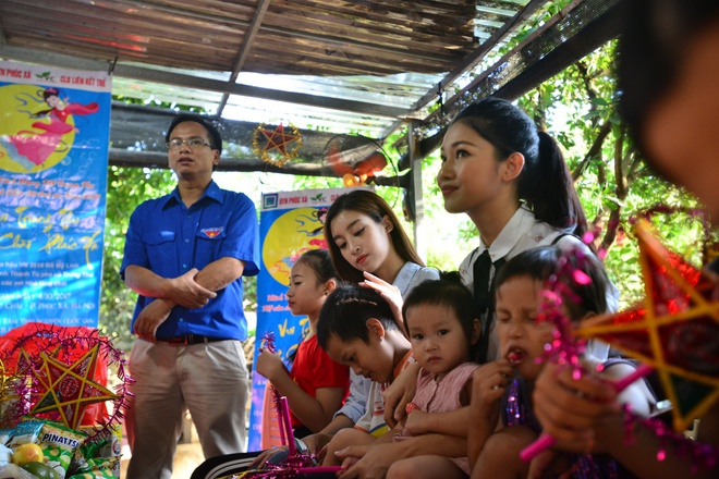 Đỗ Mỹ Linh, Thanh Tú mang Trung Thu đến với trẻ em làng chài - Ảnh 2.