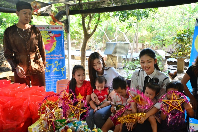 Đỗ Mỹ Linh, Thanh Tú mang Trung Thu đến với trẻ em làng chài - Ảnh 4.