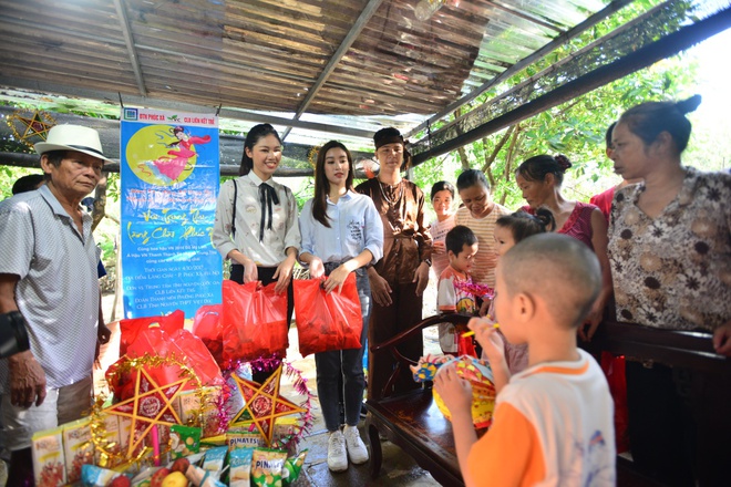 Đỗ Mỹ Linh, Thanh Tú mang Trung Thu đến với trẻ em làng chài - Ảnh 6.