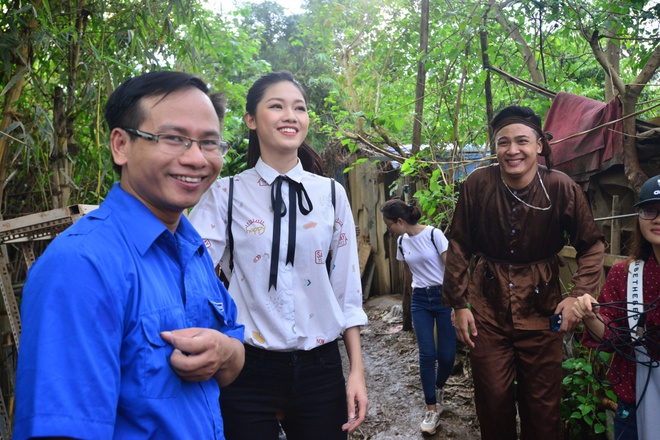 Đỗ Mỹ Linh, Thanh Tú mang Trung Thu đến với trẻ em làng chài - Ảnh 9.