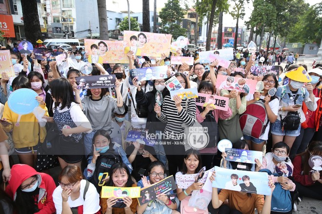 3 tiếng trước MAMA 2017: Fan Việt nóng lòng chờ đợi Wanna One, Seventeen và Samuel tại cổng an ninh và thảm đỏ - Ảnh 5.