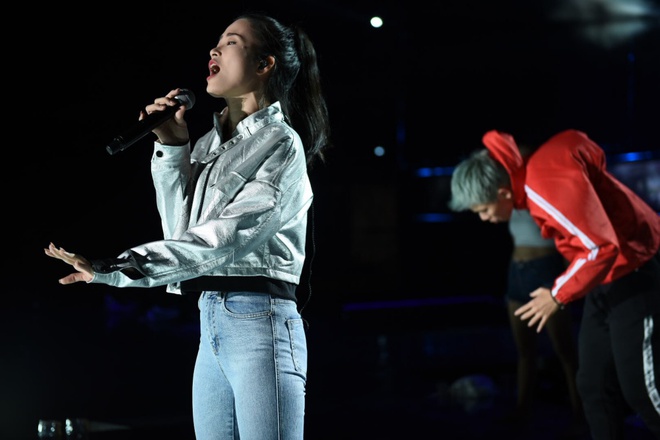 Đông Nhi tự tin, đầy chuyên nghiệp trên sân khấu tập luyện cho Asia Song Festival 2017 tại Hàn Quốc - Ảnh 5.