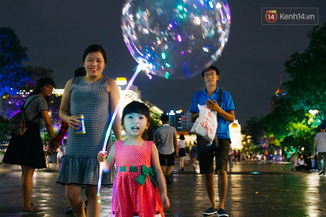 Bong bóng galaxy có gì hot mà ngập tràn phố đi bộ Nguyễn Huệ mùa Noel năm nay? - Ảnh 5. Bong bóng galaxy có gì hot mà ngập tràn phố đi bộ Nguyễn Huệ mùa Noel năm nay? - Ảnh 5.