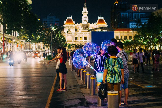 Bong bóng galaxy có gì hot mà ngập tràn phố đi bộ Nguyễn Huệ mùa Noel năm nay? - Ảnh 6. Bong bóng galaxy có gì hot mà ngập tràn phố đi bộ Nguyễn Huệ mùa Noel năm nay? - Ảnh 6.
