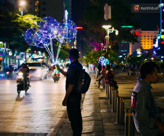 Bong bóng galaxy có gì hot mà ngập tràn phố đi bộ Nguyễn Huệ mùa Noel năm nay? - Ảnh 1.