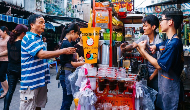 Chùm ảnh: Ở Sài Gòn, có một khu chợ mang tên Campuchia nằm trong hẻm nhỏ nhưng hội tụ đủ hàng ăn thức uống các vùng miền - Ảnh 10.
