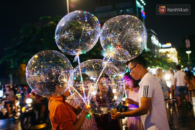 Bong bóng galaxy có gì hot mà ngập tràn phố đi bộ Nguyễn Huệ mùa Noel năm nay? - Ảnh 2.