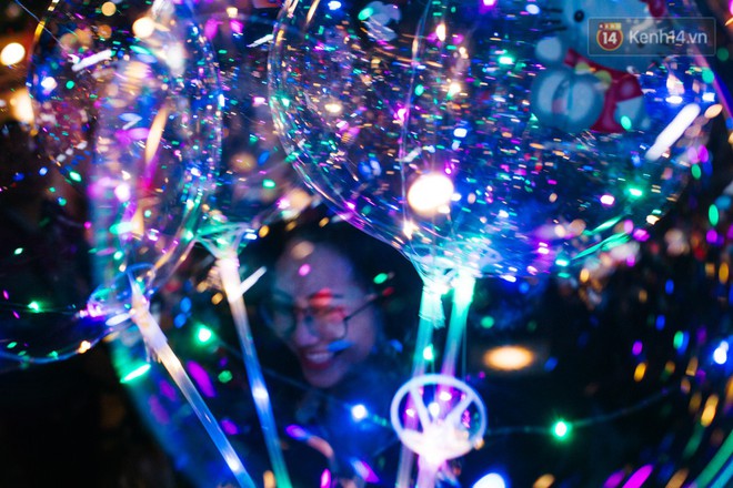 Bong bóng galaxy có gì hot mà ngập tràn phố đi bộ Nguyễn Huệ mùa Noel năm nay? - Ảnh 3. Bong bóng galaxy có gì hot mà ngập tràn phố đi bộ Nguyễn Huệ mùa Noel năm nay? - Ảnh 3.