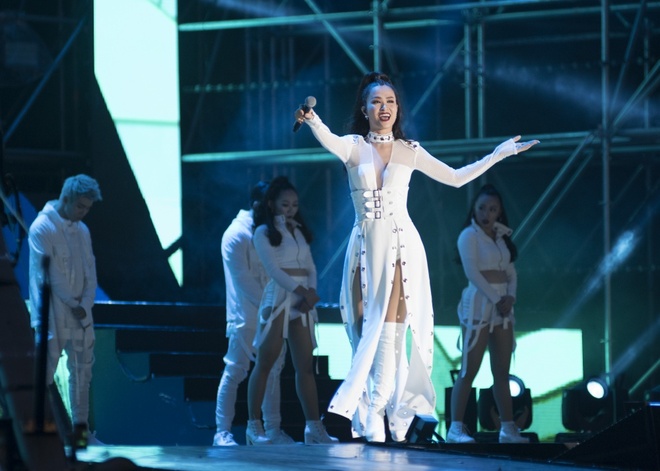 Đông Nhi đầy đẳng cấp trên sân khấu Asia Song Festival 2017, tự tin tỏa sáng bên dàn sao Quốc tế - Ảnh 9.