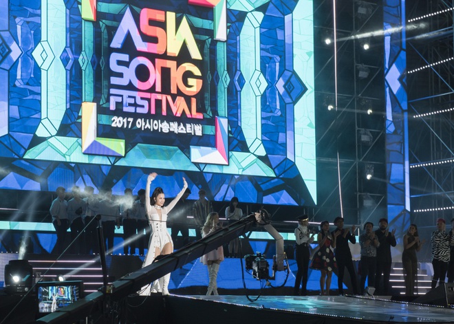 Đông Nhi thân thiện, bắt tay khi hội ngộ Leeteuk và Taeyeon tại Asia Song Festival - Ảnh 8.