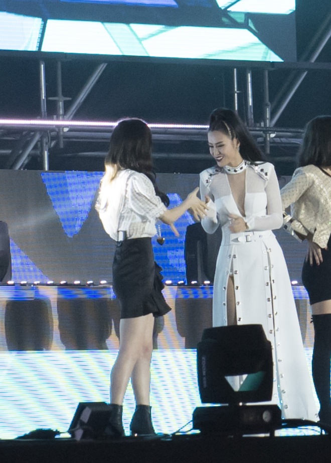 Đông Nhi thân thiện, bắt tay khi hội ngộ Leeteuk và Taeyeon tại Asia Song Festival - Ảnh 5.