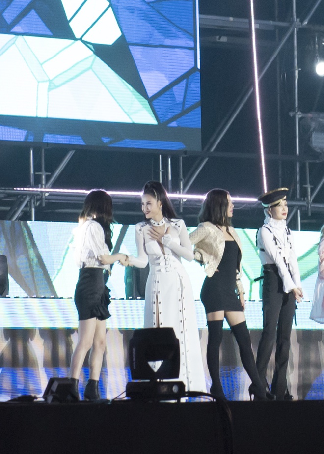 Đông Nhi thân thiện, bắt tay khi hội ngộ Leeteuk và Taeyeon tại Asia Song Festival - Ảnh 6.