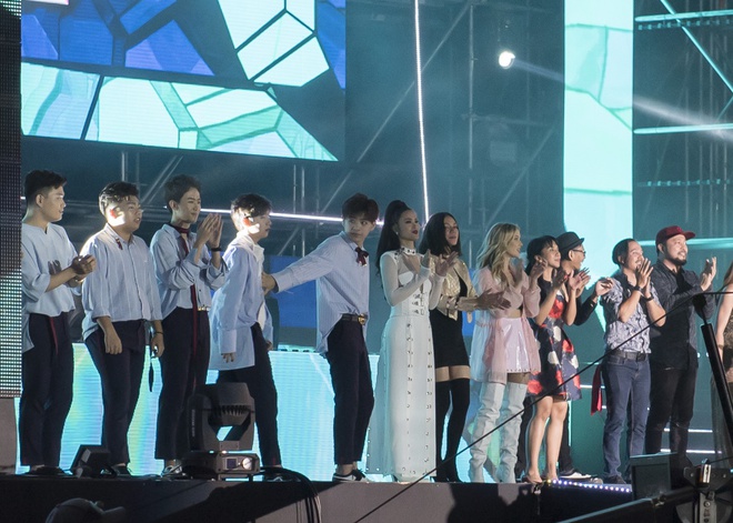 Đông Nhi thân thiện, bắt tay khi hội ngộ Leeteuk và Taeyeon tại Asia Song Festival - Ảnh 14.