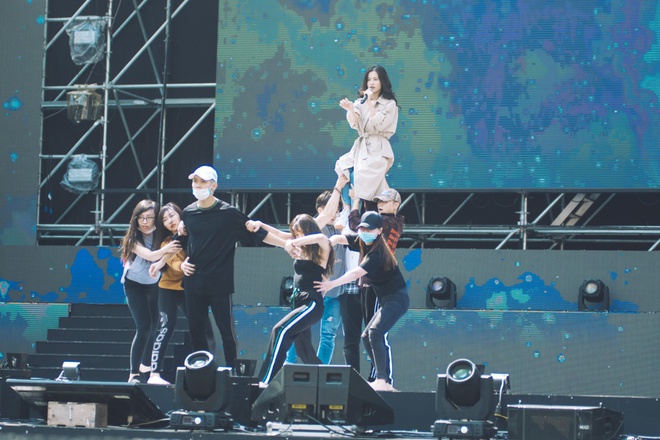 Trang điểm nhẹ nhàng, Đông Nhi đẹp cuốn hút trên sân khấu tổng duyệt Asia Song Festival 2017 - Ảnh 12.