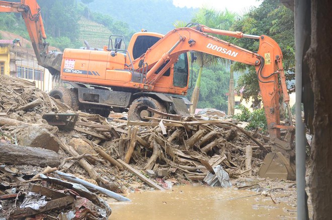 Vợ con khóc ngất khi nhận thi thể người đàn ông bị lũ cuốn trôi ở Yên Bái - Ảnh 4.