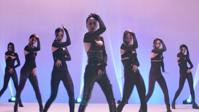 Thiều Bảo Trang hóa thân 4 hình tượng, khoe vũ đạo nóng bỏng trong clip nhá hàng cho MV khủng - Ảnh 6.