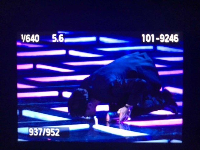 Nhận giải Album của năm, Lay (EXO) hạnh phúc đến mức quỳ xuống hôn sân khấu - Ảnh 6.