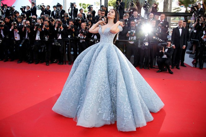 Những chiếc váy đỉnh nhất thảm đỏ Cannes 2017: Aishwarya Rai là Nữ hoàng thì Elle Fanning là Công chúa! - Ảnh 1.