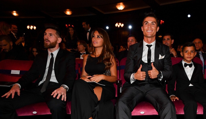 Con trai Ronaldo chững chạc bắt tay thần tượng Messi - Ảnh 1.