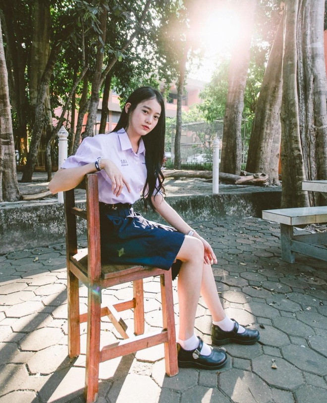 Chỉ cần diện đồng phục học sinh th&ocirc;i, c&ocirc; bạn Th&aacute;i Lan sinh 2000 đ&atilde; xinh hết phần người ta! - Ảnh 4.