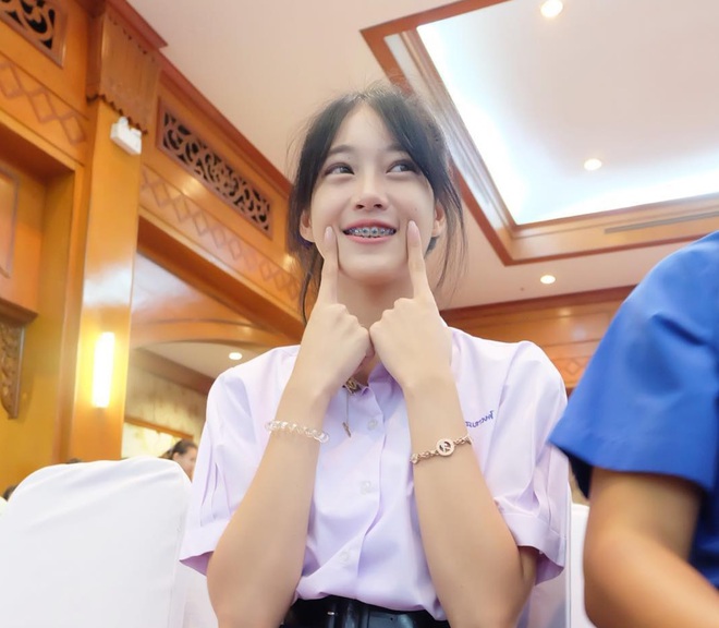 Chỉ cần diện đồng phục học sinh th&ocirc;i, c&ocirc; bạn Th&aacute;i Lan sinh 2000 đ&atilde; xinh hết phần người ta! - Ảnh 2.
