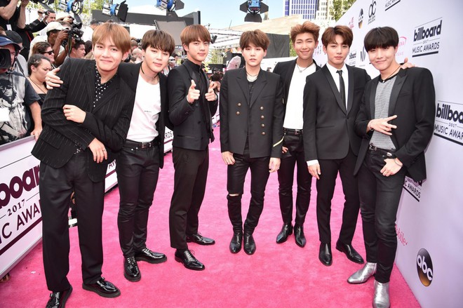 Kh&ocirc;ng chỉ thắng giải, BTS c&ograve;n được Vogue b&igrave;nh chọn l&agrave; nh&oacute;m nhạc mặc đẹp nhất tại Billboard Music Awards - Ảnh 2.