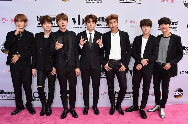 Thảm đỏ Billboard Awards: BTS xuất hiện điển trai cùng các sao quốc tế ăn mặc kỳ quái - Ảnh 1.