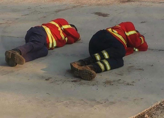 Hình ảnh những người lính cứu hỏa nằm gục trên bãi cỏ khiến cả thế giới cúi mình khâm phục - Ảnh 3.
